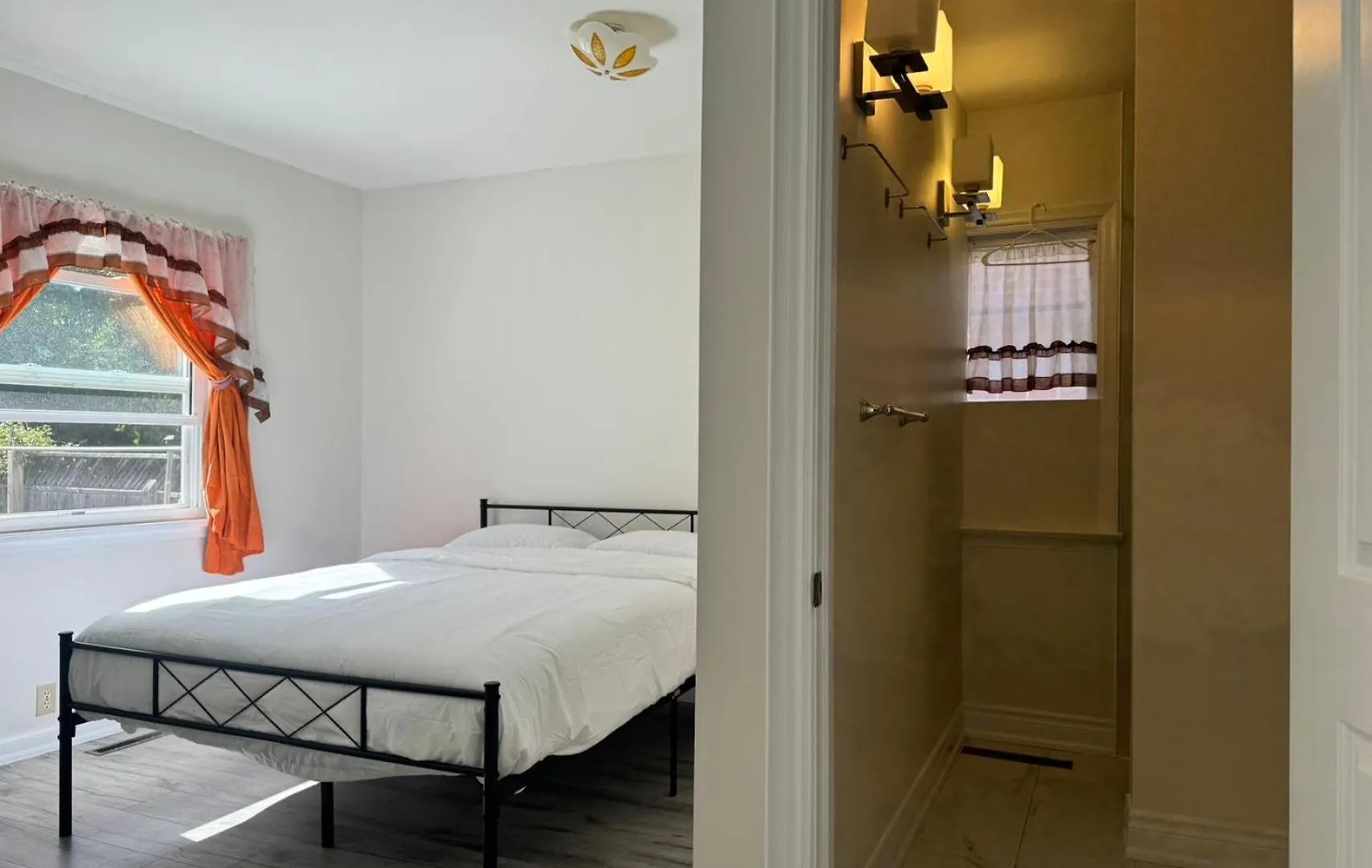 Queen Bedroom Near Finch Subway Toronto